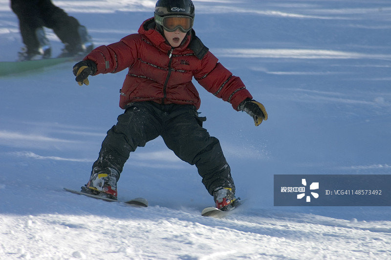 在阿拉斯加州阿列斯卡滑雪场滑雪的孩子图片素材