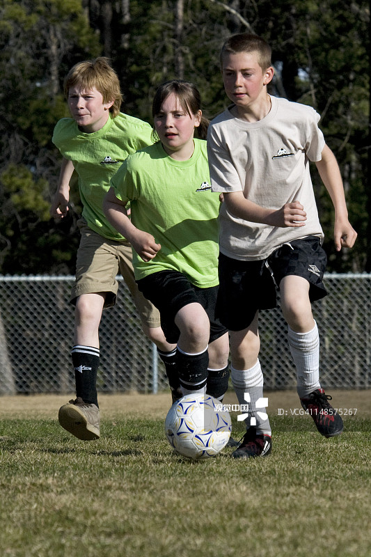 孩子们在踢足球图片素材