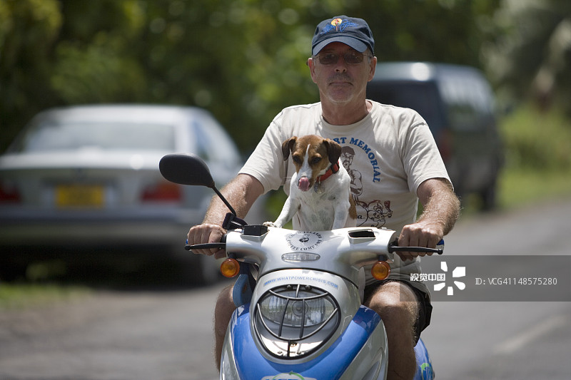 男人和狗骑着滑板车图片素材