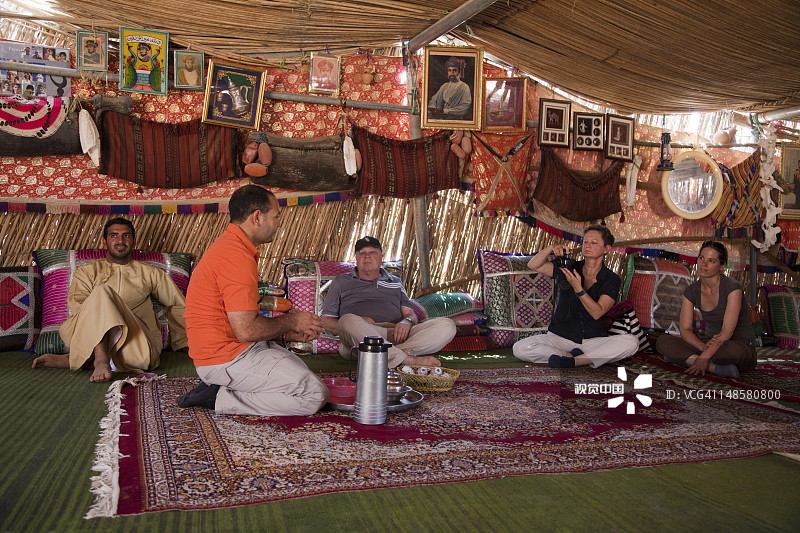 男人在贝都因人家中为游客准备阿拉伯咖啡图片素材