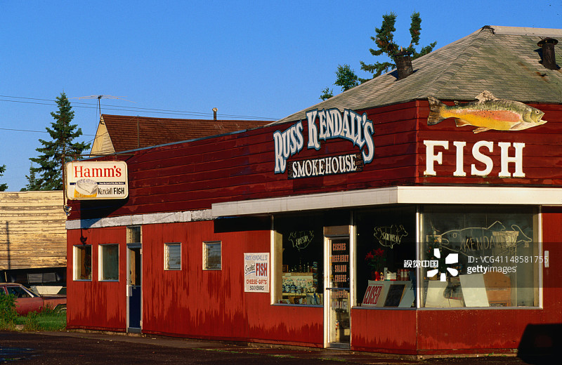 寂静的Two Harbors乡村小镇的商店门面图片素材