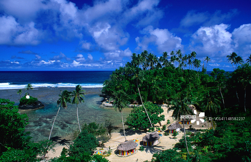 乌波卢岛锡纳莱莱海滩上的简易别墅图片素材