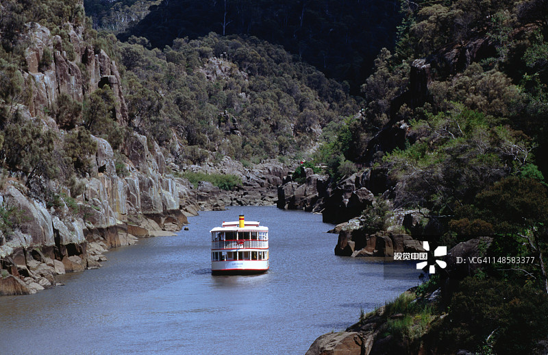一艘旅游渡轮在朗塞斯顿附近的海峡中巡游图片素材