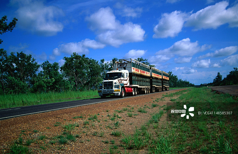 斯图尔特高速公路上的巨型公路列车图片素材