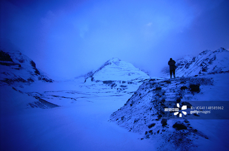 贾斯珀国家公园哥伦比亚冰原上的孤独徒步者图片素材