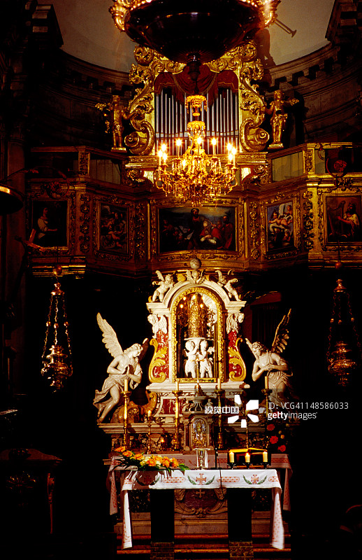 老城区圣布莱斯教堂内的圣坛图片素材
