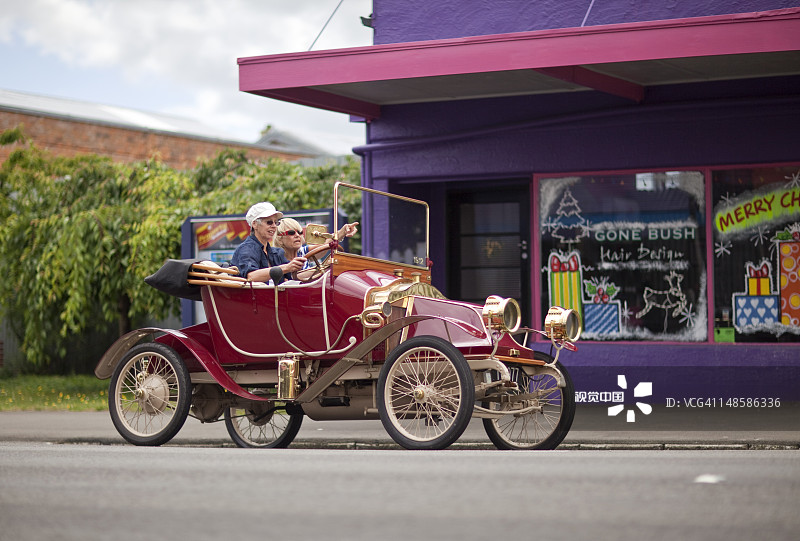 沃格尔街上的复古车图片素材