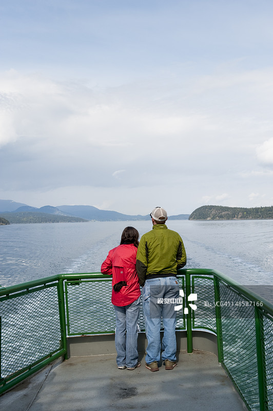前往星期五港的渡轮上的两人图片素材