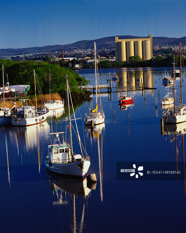 停泊在塔玛河上的船只与游艇-朗塞斯顿图片素材