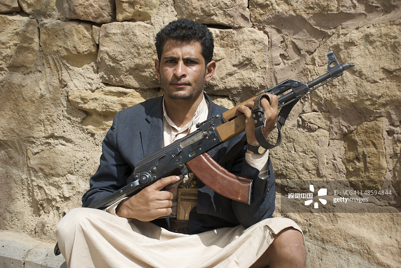 持步枪的男人肖像图片素材