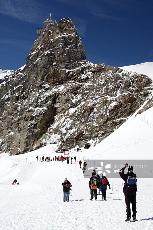 滑雪和滑雪板公园里的游客，背景是狮身人面像观察站图片素材