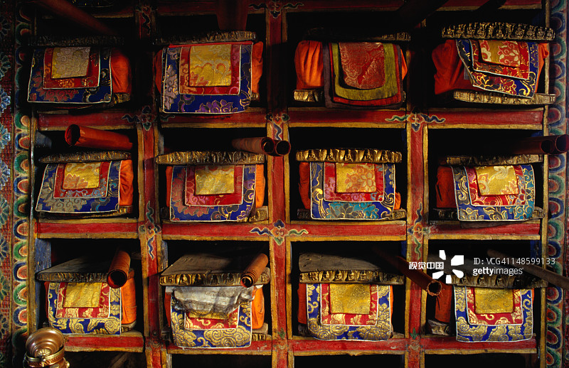 罗曼塘一户人家私人教堂里的藏传佛教祈祷书图片素材