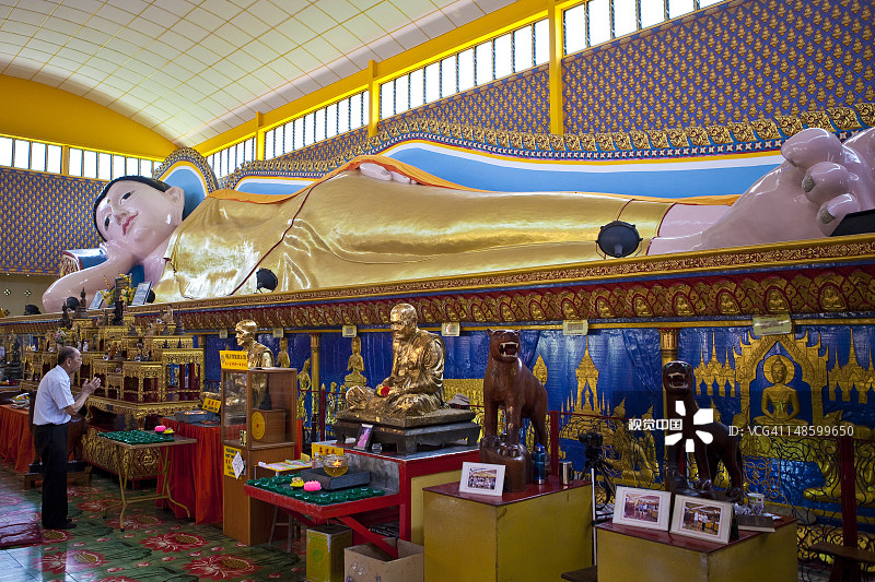 在卧佛寺的卧佛像前祈祷的男人图片素材