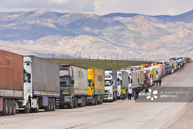 卡车在巴扎尔甘边境等待从土耳其进入伊朗图片素材