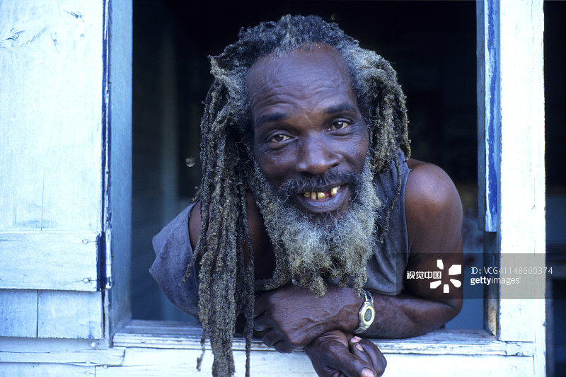 牙买加拉斯塔在窗边图片素材