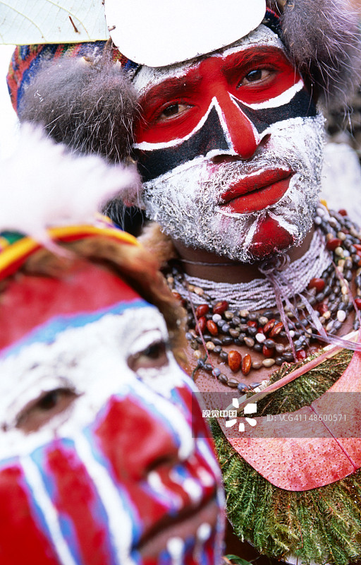 在哈根山文化节上，脸绘油彩的歌唱团成员图片素材