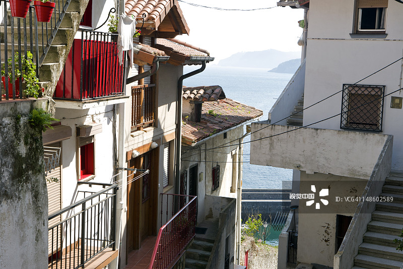 可俯瞰海洋的带楼梯和阳台的房屋图片素材