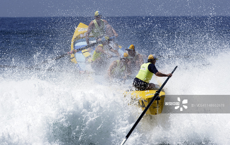 人们在比尔戈拉海滩参加冲浪艇嘉年华图片素材
