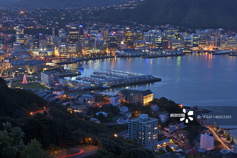 夜晚从维多利亚山拍摄的惠灵顿市和海港图片素材