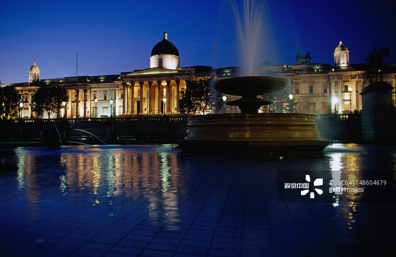 特拉法加广场的夜间喷泉与国家美术馆图片素材