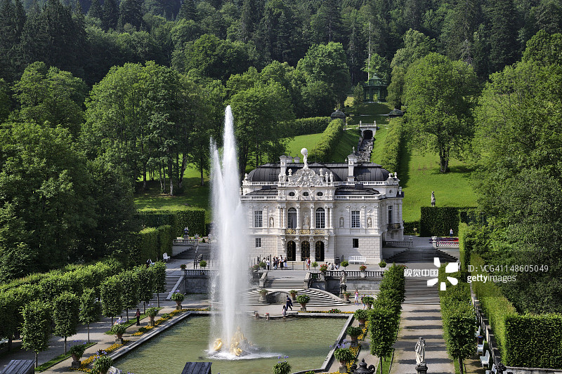 林德霍夫宫和花园前的喷泉图片素材