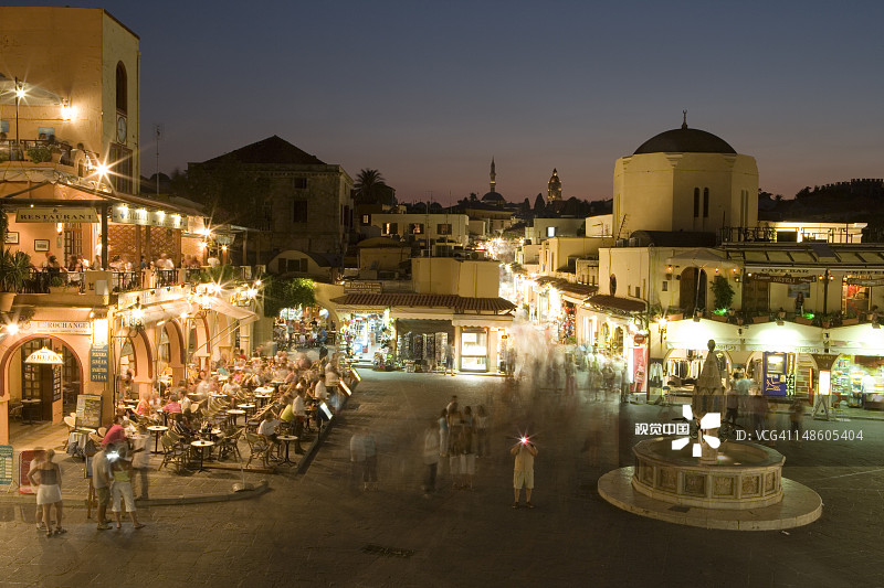 夜晚伊波克拉图广场老城区的俯视图图片素材