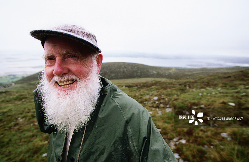 白胡子男人在克罗帕特里克朝圣期间登山图片素材