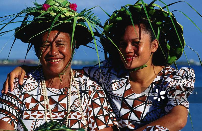 戴着花帽的妇女肖像图片素材
