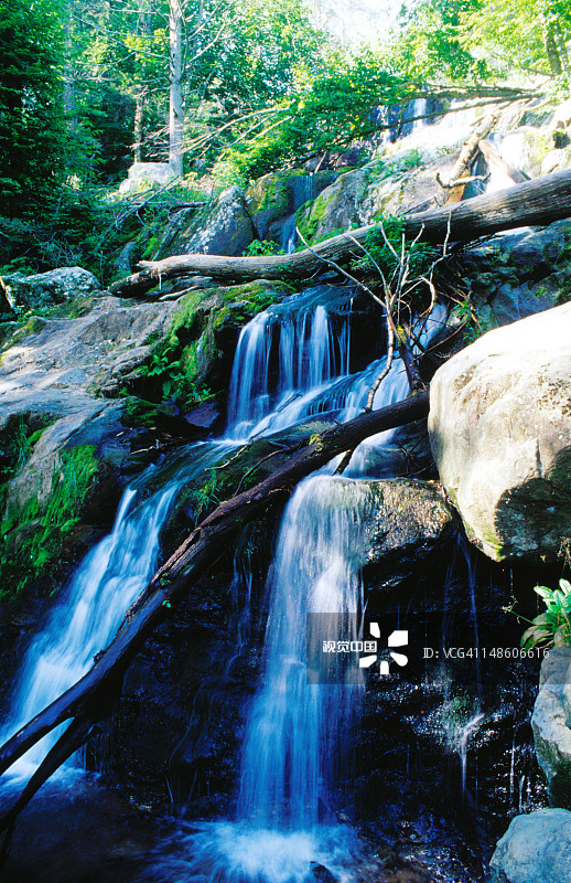 谢南多厄国家公园的黑水潭瀑布图片素材