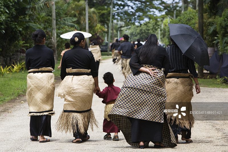 汤加自由教堂的礼拜者离开图片素材