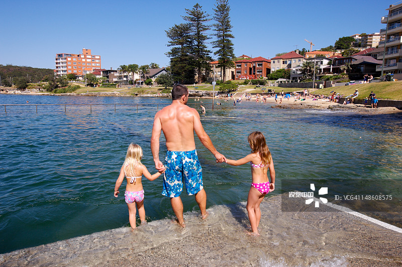 孩子们和爸爸一起去费尔莱特海滩游泳图片素材