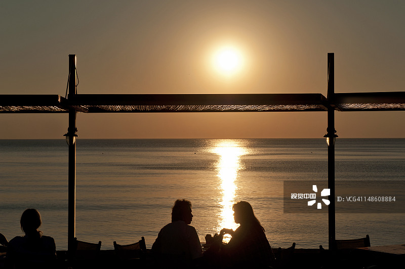夕阳下，莫利沃斯橄榄压榨酒店的两人剪影图片素材