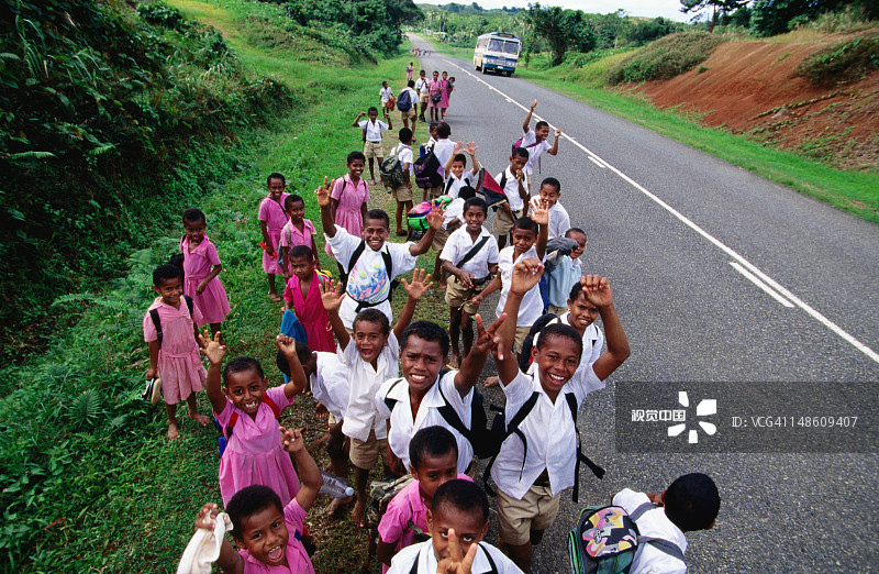 快乐的学童们在国王路图片素材