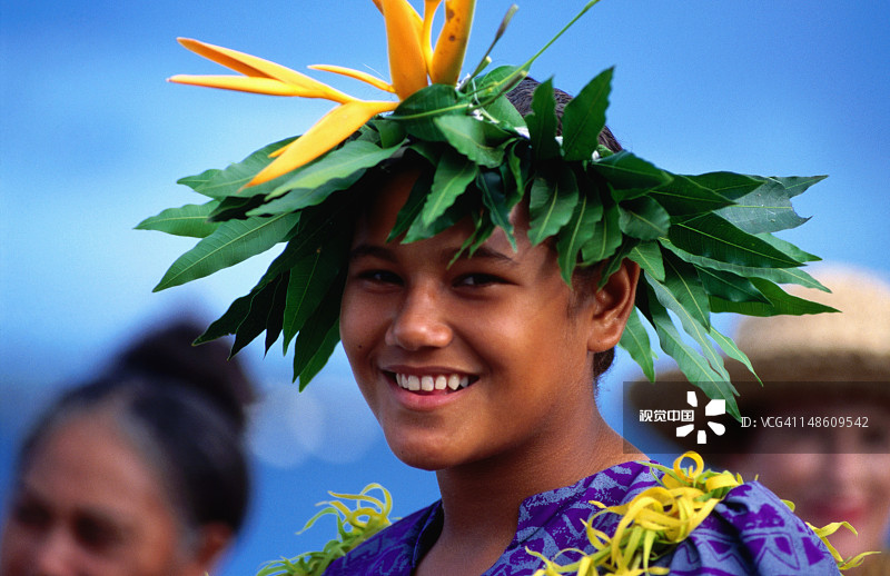 头戴萨摩亚天堂鸟的女孩肖像图片素材