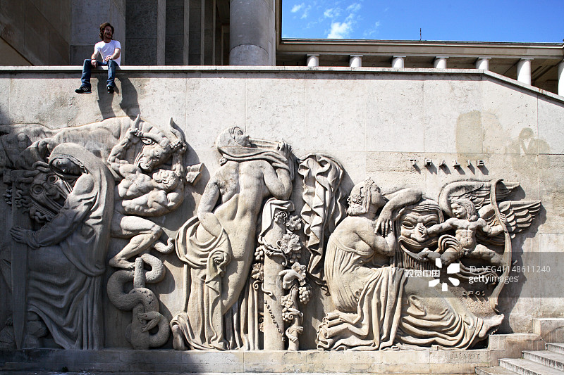 东京宫装饰墙上的雕塑图片素材