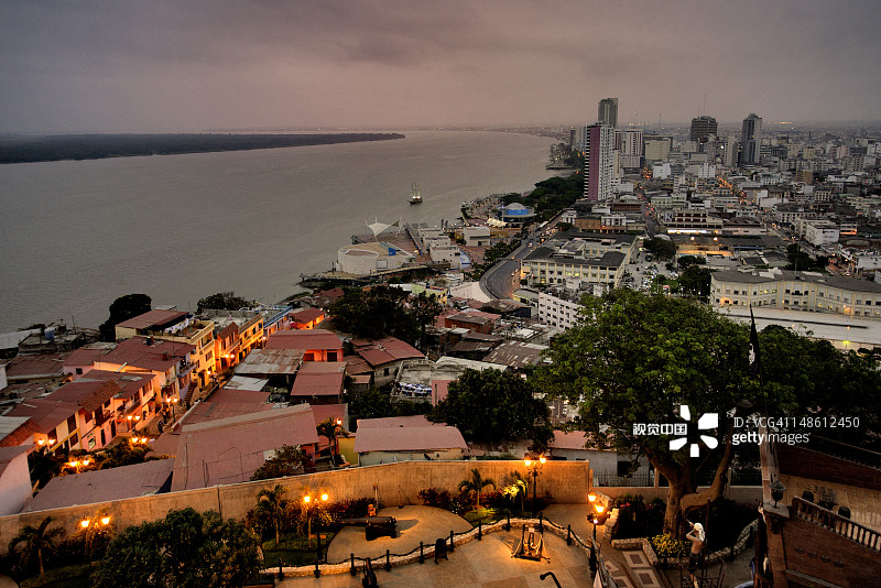 瓜亚基尔河滨Malecon 2000夜景图片素材