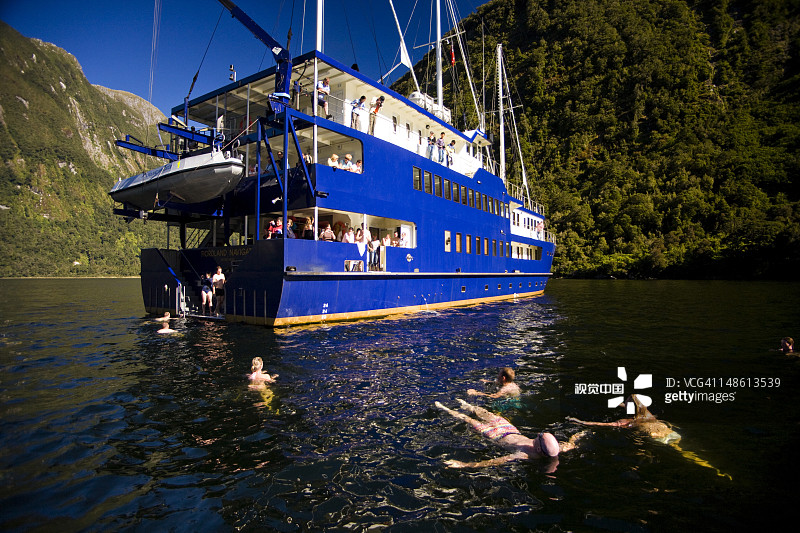在可疑海峡的游船上游泳。图片素材