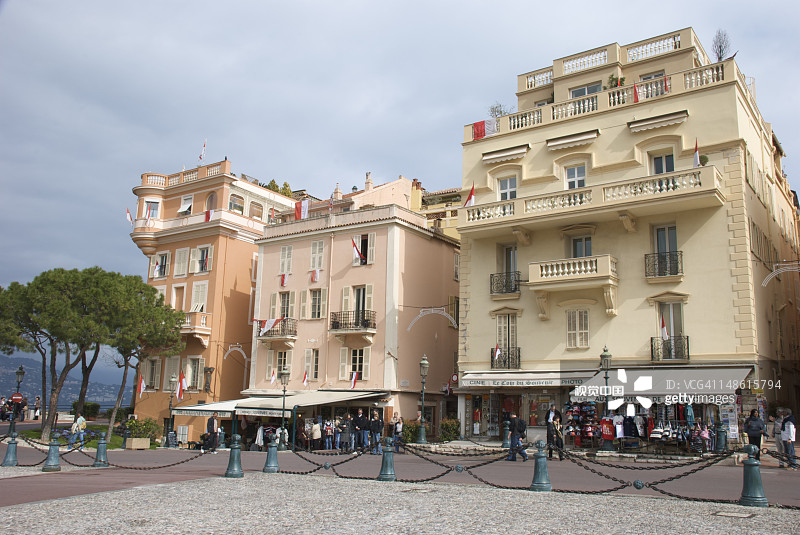 皇宫广场上的彩色老建筑图片素材