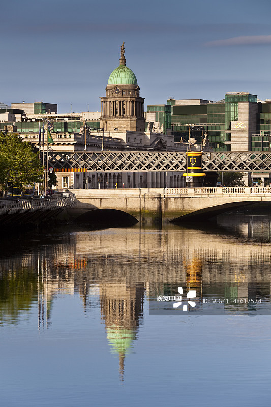 利菲河沿岸的巴特桥、海关大楼和国际金融服务中心景观图片素材