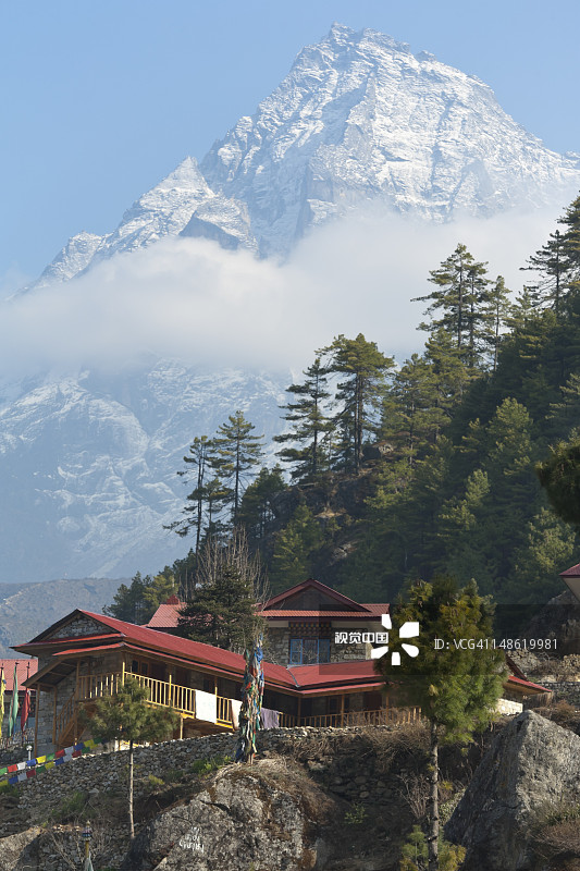 卢克拉至纳米切巴扎徒步道茶馆旅馆与昆比拉山图片素材