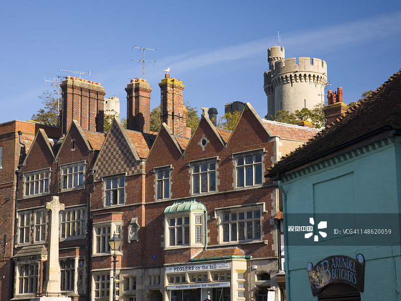 高街两旁的历史建筑，城堡高耸图片素材