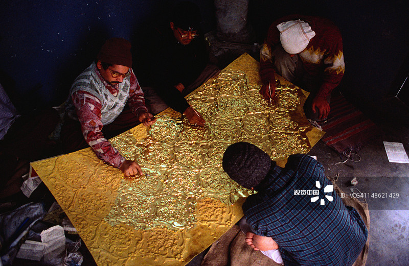 工人在阿姆利则金庙更换金箔图片素材