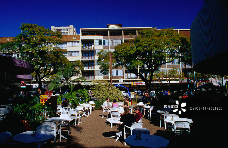 阳光明媚的埃塞伦街户外咖啡馆图片素材
