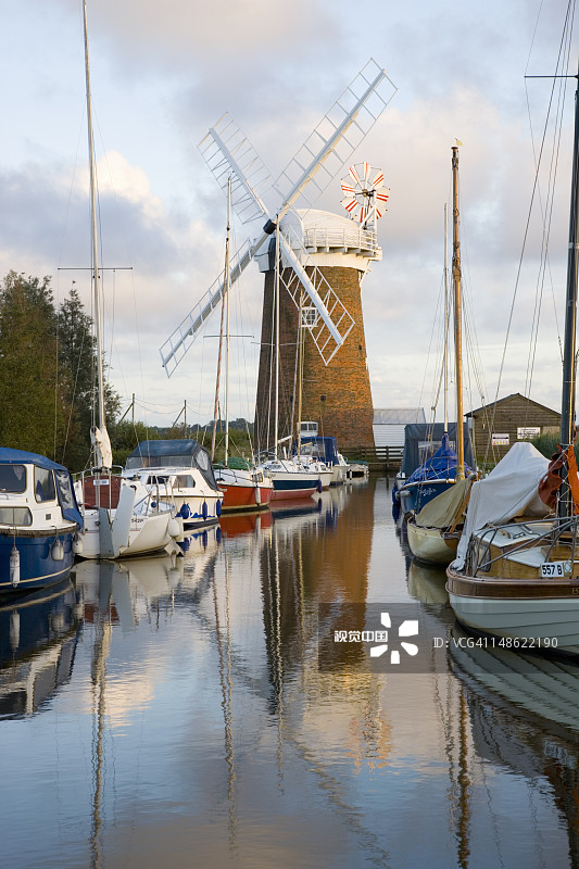 诺福克布罗兹平静的回水中倒映着霍西风车图片素材
