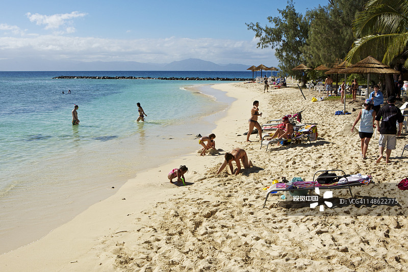 在阿梅代岛游泳和享受日光浴的人们图片素材