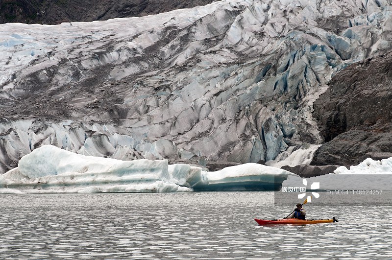 门登霍尔湖上的皮划艇，背景是门登霍尔冰川图片素材