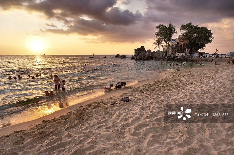 黄昏时分阳东海滩上的人们图片素材