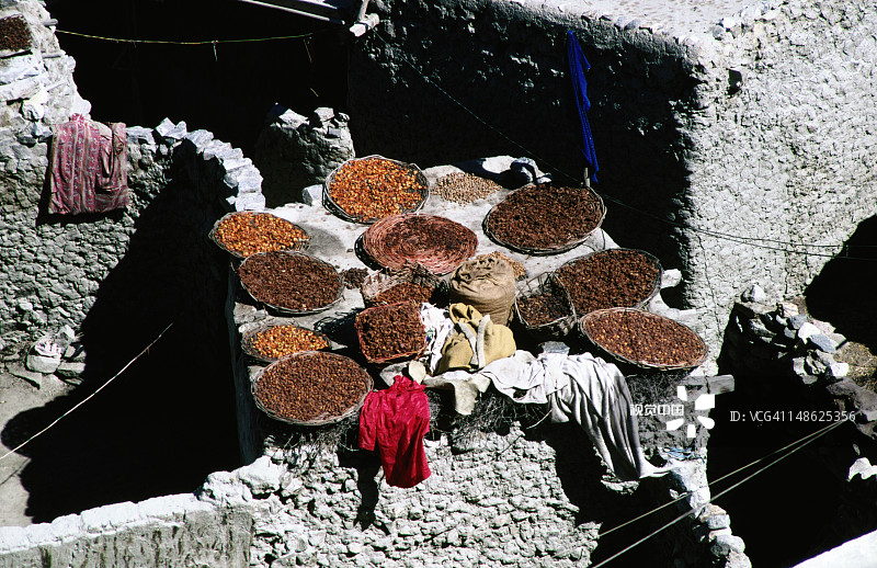 洪扎山谷阿尔提特：水果和坚果晾晒图片素材