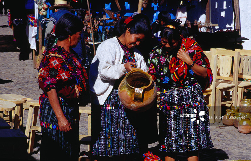 一群妇女在奇奇卡斯特南戈周日市场购买陶器图片素材