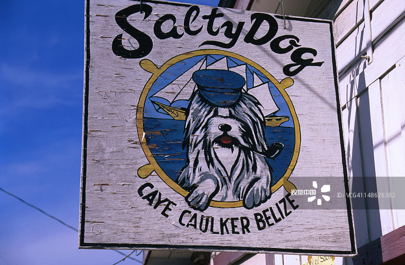 “咸狗”，科尔克岛前街的街道标志图片素材